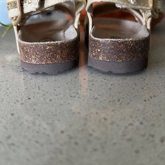 NWOT JoyFolie Gold Glitter Sandals 4 Lilac Leaf Open Toes Sparkles Golden Rose - Picture 6 of 9